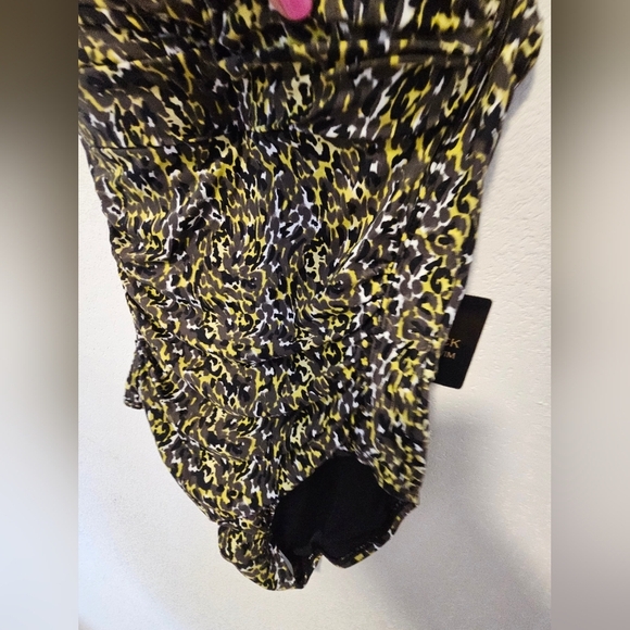 NipTuck One Piece Yellow and Black Swim Suit Women's Size 6 NWT - Picture 8 of 9